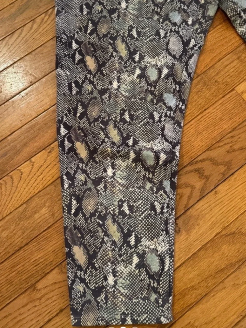 Printed Snake-Pattern Leggings in Gray